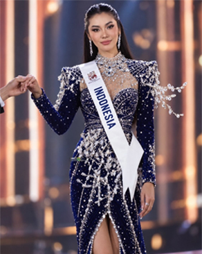 Ada sesuatu yang berbeda dari momen evening gown—lampu panggung, musik.