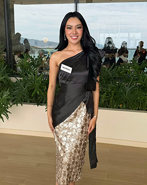 Merasa terhormat dapat menyaksikan penyerahan donasi beasiswa *Beauty With a Purpose* di Nha Trang, yang dipimpin oleh Miss World yang sedang menjabat.