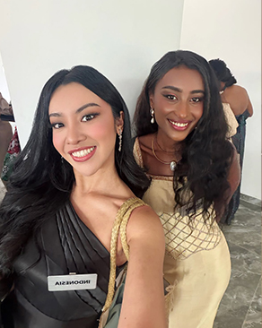 Merasa terhormat dapat menyaksikan penyerahan donasi beasiswa *Beauty With a Purpose* di Nha Trang, yang dipimpin oleh Miss World yang sedang menjabat.