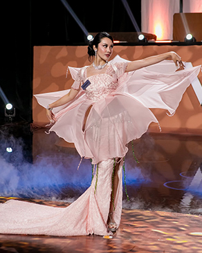 World Designer Award - Indonesia - Audrey Bianca. Gaun panjang hingga menyentuh lantai ini terbuat dari bahan sutra.