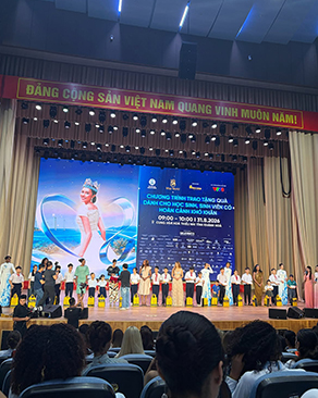 Merasa terhormat dapat menyaksikan penyerahan donasi beasiswa *Beauty With a Purpose* di Nha Trang, yang dipimpin oleh Miss World yang sedang menjabat.