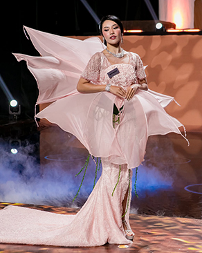 World Designer Award - Indonesia - Audrey Bianca. Gaun panjang hingga menyentuh lantai ini terbuat dari bahan sutra.
